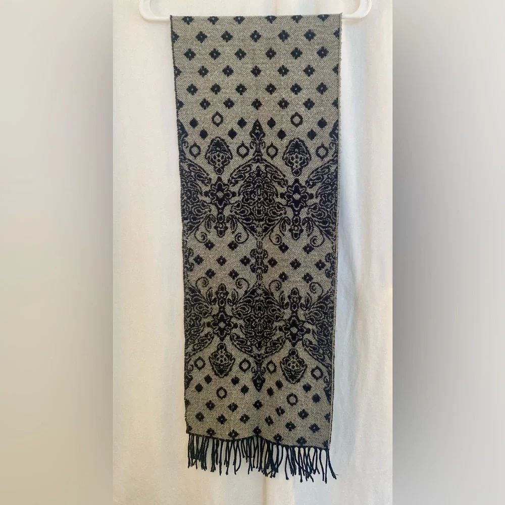 Soft Reversible Black & Tan Print Knit Scarf Size 34” x 12”